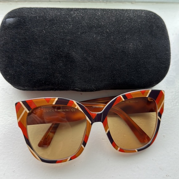Authentic Gucci sunglasses in great shape! Includes the original case - Picture 8 of 10